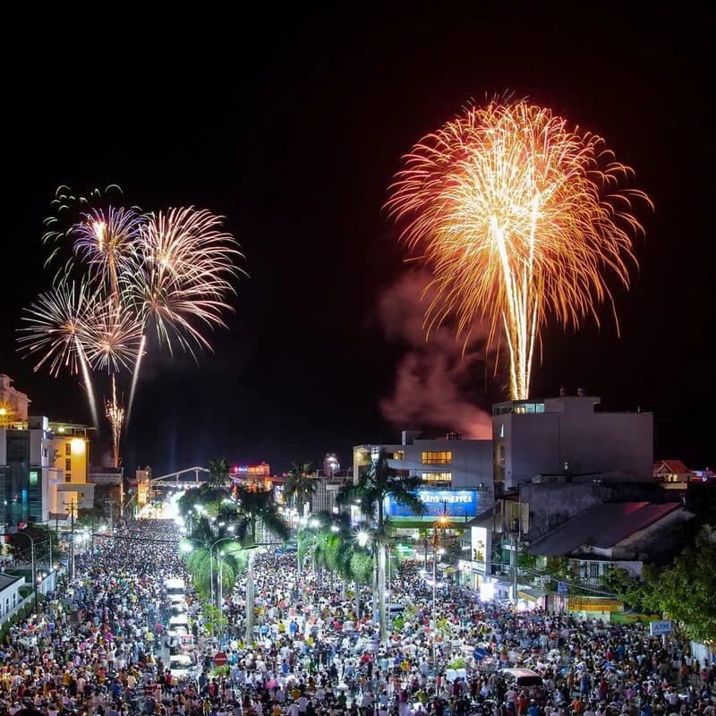 Fuegos artificiales dorados iluminando una celebración nocturna