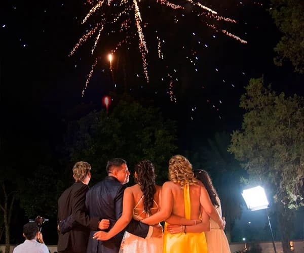 Invitados observando fuegos artificiales en un evento